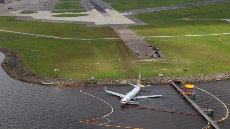 Pesawat Boeing yang membawa 143 penumpang dari Teluk Guantanamo di Kuba tergelincir dari landasan pacu ke sungai dangkal di Jacksonville, AS.