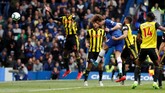 Bek tengah David Luiz menggandakan keunggulan pada menit ke-51 setelah memanfaatkan tendangan sudut Eden Hazard dari sisi kanan. Gol ke gawang Watford jadi gol kedua Luiz di Liga Primer Inggris musim ini. (Action Images via Reuters/Matthew Childs.)