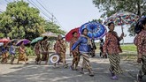 Kaum adat Bonokeling melakukan prosesi jalan kaki menuju rumah adat mereka, dengan melintasi Desa Kesugihan, di Kecamatan Kesugihan, Cilacap, Jateng, Kamis (25/04/2019). Menyambut bulan puasa, warga bersihkan makam leluhur dan berkumpul di rumah adat. ANTARA FOTO/Idhad Zakaria