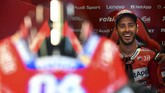 Pebalap Ducati Andrea Dovizioso santai di garasi tim jelang babak kualifikasi MotoGP Spanyol. Dovizioso saat ini masih memuncaki klasemen MotoGP 2019 dengan keunggulan tiga poin atas Valentino Rossi. (GABRIEL BOUYS / AFP)