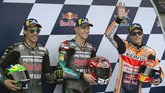 Fabio Quartararo (tengah) merayakan pole MotoGP Spanyol 2019 bersama Franco Morbidelli (kiri) dan Marc Marquez. (JORGE GUERRERO / AFP)