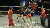 Dua orang pesilat saling serang saat ajang Pencak Dor di Pondok Pesantren Lirboyo, Kota Kediri, Jawa Timur, Sabtu (27/4/2019) malam. Tradisi tarung bebas satu lawan satu tersebut guna menyambut bulan suci Ramadan sekaligus mempererat persahabatan antarperguruan silat. ANTARA FOTO/Mahtinu