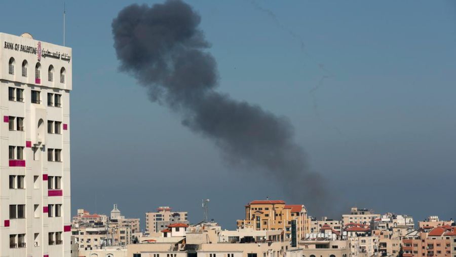 Asap membumbung dari lokasi serangan Israel di Jalur Gaza, Minggu (5/5/2019). Foto: REUTERS/Suhaib Salem)