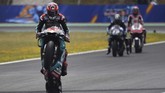 Fabio Quartararo yang merupakan rookie di MotoGP 2019 merayakan sukses merebut pole di MotoGP Spanyol. Quartararo merupakan pebalap termuda yang sukses merebut pole di usia 20 tahun dan 14 hari. (GABRIEL BOUYS / AFP)