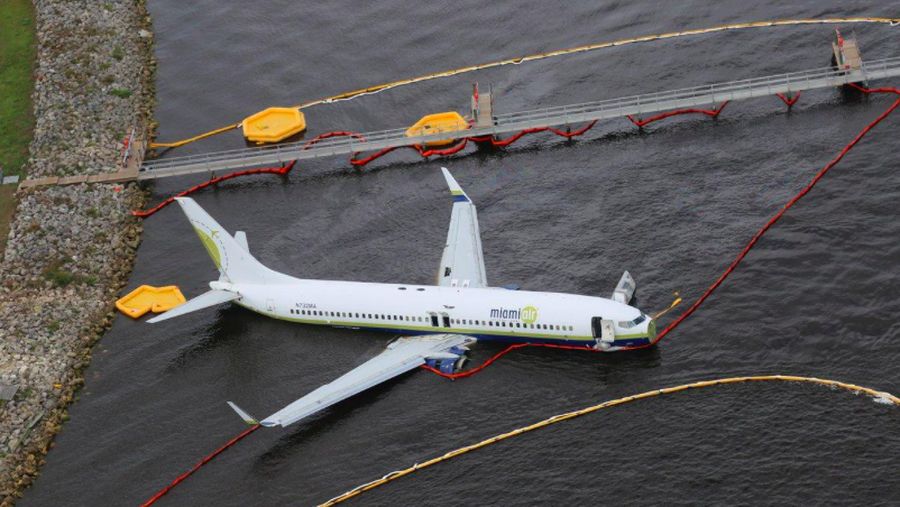 Pesawat Boeing yang membawa 143 penumpang dari Teluk Guantanamo di Kuba tergelincir dari landasan pacu ke sungai dangkal di Jacksonville, AS.