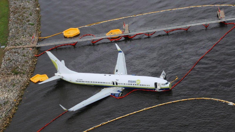 Pesawat Boeing yang membawa 143 penumpang dari Teluk Guantanamo di Kuba tergelincir dari landasan pacu ke sungai dangkal di Jacksonville, AS.