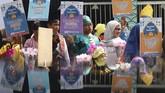 Sejumlah pelajar SD Muhammadiyah 4 Surabaya melakukan aksi memperingati datangnya bulan suci di Surabaya, Jawa Timur, Selasa (30/4/2019). Aksi bentang poster, bagi bunga dan selebaran jadwal imsak itu untuk menyambut bulan Ramadan. ANTARA FOTO/Didik Suhartono