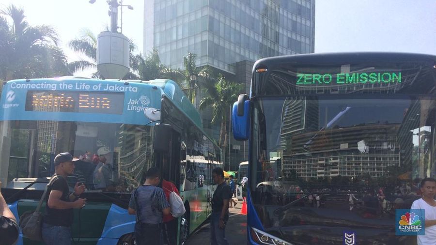 Garuda Indonesia salah satu pengguna mobil listrik buatan lokal.