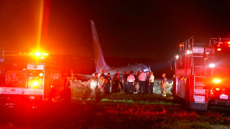 Pesawat Boeing yang membawa 143 penumpang dari Teluk Guantanamo di Kuba tergelincir dari landasan pacu ke sungai dangkal di Jacksonville, AS.