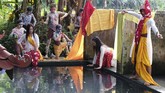 Sejumlah seniman menari di tepi sendang Dawung saat tradisi Bajong Banyu di Dusun Dawung, Banjarnegoro, Mertoyudan, Magelang, Jateng, Minggu (1/5/2019). Tradisi Bajong Banyu dilakukan warga setempat sebagai wujud sukacita menyambut datangnya bulan suci Ramadan. ANTARA FOTO/Anis Efizudin