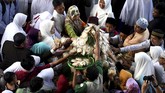 Warga berebut kue apem saat digelar 'Magengan Kubro' di Masjid Al Akbar Surabaya, Jawa Timur, Jumat (3/5/2019). Magengan Kubro tersebut dalam rangka menyambut Ramadan 1440 H. ANTARA FOTO/Zabur Karuru