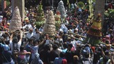 Sejumlah warga membawa gunungan hasil bumi dan gunungan makanan tradisional saat Grebeg Nyadran Cepogo di Cepogo, Boyolali, Jawa Tengah, Minggu (14/4/2019). Grebeg Nyadran Cepogo merupakan rangkaian pembuka sadranan atau ziarah ke makam menjelang puasa. ANTARA FOTO/Aloysius Jarot Nugroho
