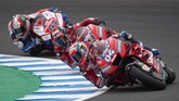 Andrea Dovizioso (kanan) disusul rekan setimnya di Ducati, Danilo Petrucci, dan pebalap Pramac Francisco Bagnaia. Dovi akan start balapan MotoGP Spanyol dari posisi keempat. (JORGE GUERRERO / AFP)