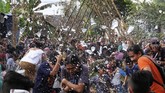 Sejumlah warga saling melempar air saat tradisi Bajong Banyu di Dusun Dawung, Banjarnegoro, Mertoyudan, Magelang, Jateng, Minggu (1/5/2019). Tradisi Bajong Banyu dilakukan warga setempat sebagai wujud sukacita menyambut datangnya bulan suci Ramadan. ANTARA FOTO/Anis Efizudin