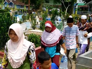 Peziarah Ramai Datangi TPU Kebun Jahe Jambi Jelang Ramadan