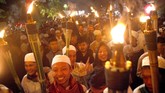 Warga membawa obor saat mengikuti pawai di Jalan Raya Pajajaran, Kota Bogor, Jawa Barat, Jumat (3/5/2019). Pawai obor tersebut guna menyambut bulan Ramadan 1440 Hijriah. ANTARA FOTO/Yulius Satria Wijaya