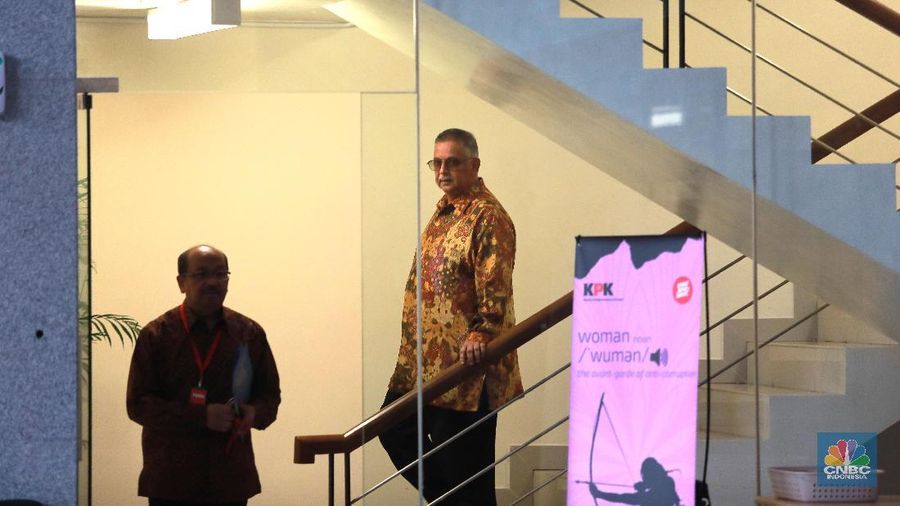 Sofyan Basir keluar usai memenuhi panggilan penyidik Komisi Pemberantasan Korupsi (KPK) untuk diperiksa sebagai tersangka.