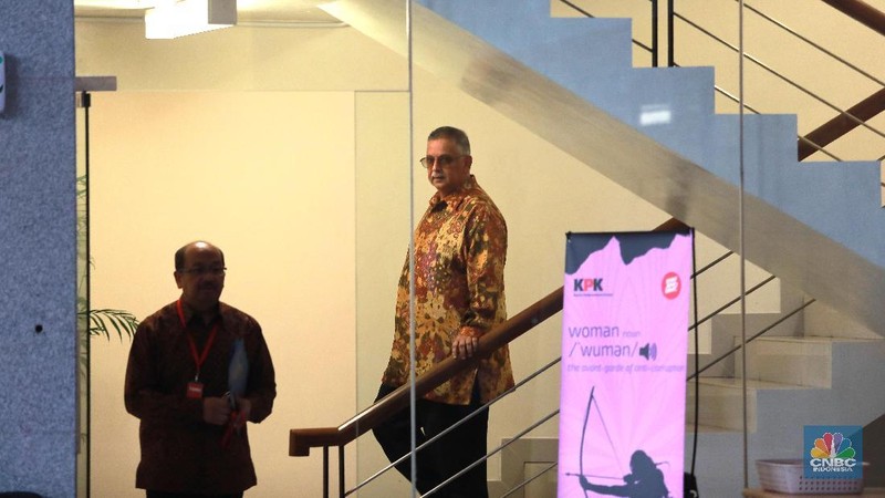 Sofyan Basir keluar usai memenuhi panggilan penyidik Komisi Pemberantasan Korupsi (KPK) untuk diperiksa sebagai tersangka.
