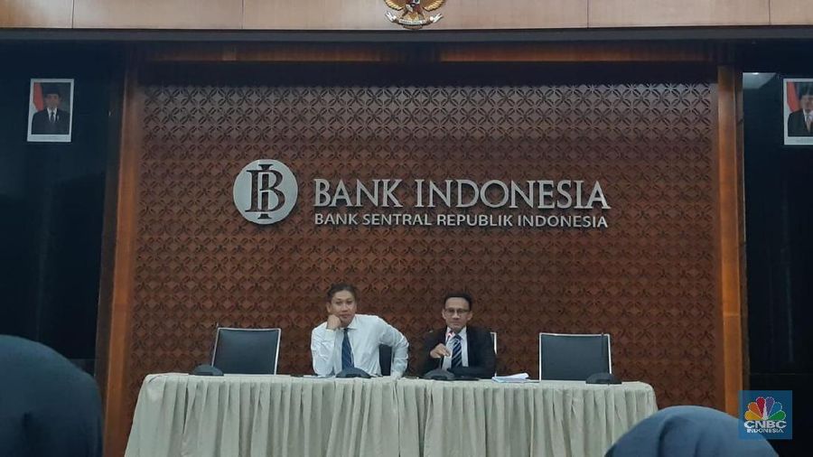 Nilai tukar rupiah hari ini diproyeksi masih akan melanjutkan pelemahan terhadap dolar AS.