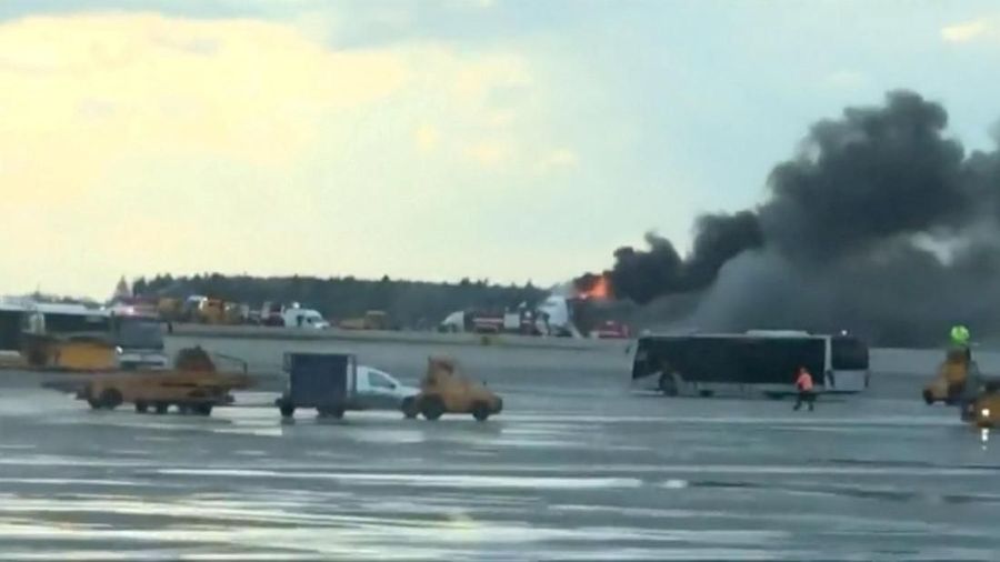 Sebuah pesawat milik maskapai Rusia terbakar saat melakukan pendaratan darurat dan menewaskan 41 orang.