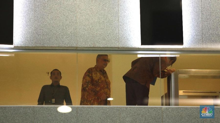 Sofyan Basir keluar usai memenuhi panggilan penyidik Komisi Pemberantasan Korupsi (KPK) untuk diperiksa sebagai tersangka.