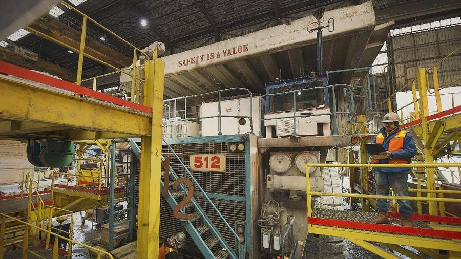 Pembangunan smelter Freeport di Gresik berjalan lambat karena pergantian operator. Freeport memilih tak pakai Mitsubishi.