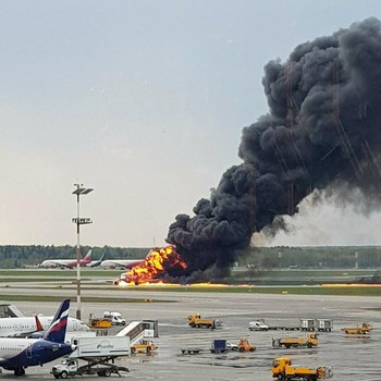 Tragis, Pesawat Sukhoi Terbakar & Tewaskan 41 Orang di Rusia