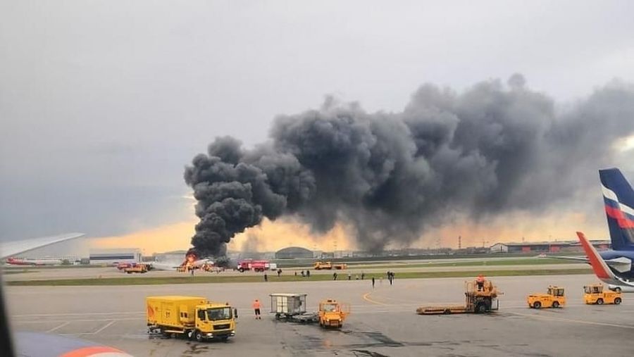 Sebuah pesawat milik maskapai Rusia terbakar saat melakukan pendaratan darurat dan menewaskan 41 orang.