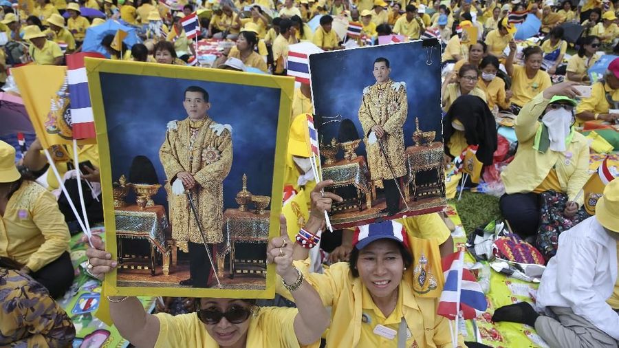 Setelah ritual acara pengiringan selesai, kali ini waktunya Raja Thailand menyapa masyarakat.