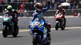 Pebalap Suzuki Alex Rins merayakan keberhasilan finis di posisi kedua usai balapan MotoGP Spanyol 2019. Rins meraih dua posisi podium secara beruntun setelah menang di MotoGP Amerika Serikat. (AP Photo/Miguel Morenatti)