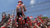 Marc Marquez menaiki pagar usai menang di MotoGP Spanyol 2019. Dengan torehan 70 poin, Marquez unggul satu poin atas Alex Rins di klasemen MotoGP 2019. (AP Photo/Miguel Morenatti)