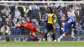 Gelandang muda Chelsea Ruben Loftus-Cheek mencetak gol pembuka pada menit ke-48 usai menerima assist Eden Hazard. Loftus-Cheek merupakan pemain pengganti bagi N'Golo Kante yang mengalami cedera di menit ke-10. (REUTERS/Peter Nicholls)