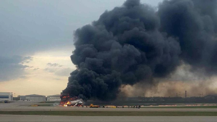 Sebuah pesawat milik maskapai Rusia terbakar saat melakukan pendaratan darurat dan menewaskan 41 orang.