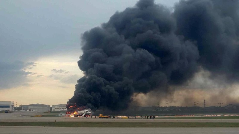 Sebuah pesawat milik maskapai Rusia terbakar saat melakukan pendaratan darurat dan menewaskan 41 orang.