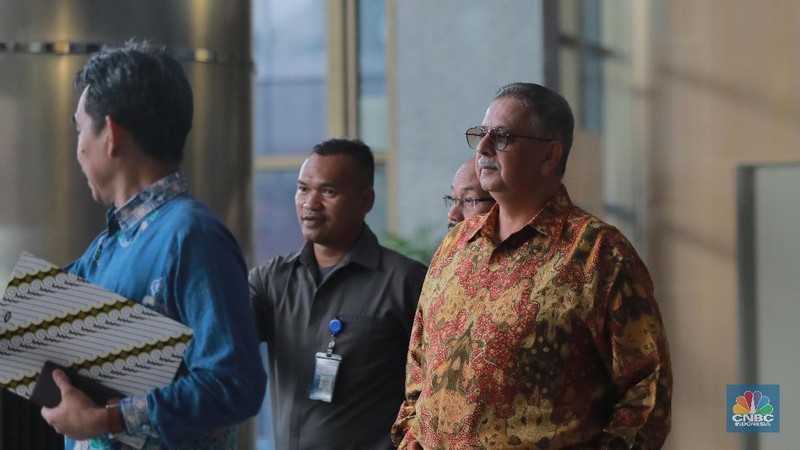 Sofyan Basir keluar usai memenuhi panggilan penyidik Komisi Pemberantasan Korupsi (KPK) untuk diperiksa sebagai tersangka.