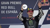 Maverick Vinales mengangkat trofi finis ketiga MotoGP Spanyol 2019. Vinales untuk kali pertama naik podium sejak menang di MotoGP Australia musim lalu. (JORGE GUERRERO / AFP)