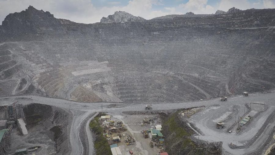 PT Freeport Indonesia sedang membangun pabrik pemurnian tambang atau smelter di Gresik, Jawa Timur.