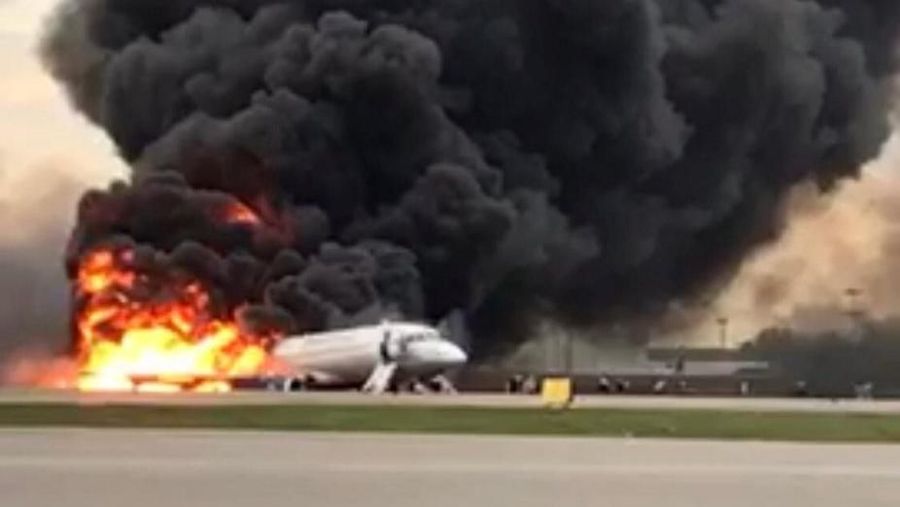 Sebuah pesawat penumpang terlihat terbakar setelah pendaratan darurat di Bandara Sheremetyevo di luar Moskow, Rusia 5 Mei 2019. (Komite Investigasi Rusia / Handout via REUTERS)