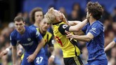 Bek sayap Chelsea Marcos Alonso terlibat duel heras dengan gelandang Watford Will Hughes. Pertandingan tersebut berjalan cukup keras, Watford tercatat melakukan 16 pelanggaran sementara Chelsea enam kali. (REUTERS/Peter Nicholls)