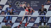 Marc Marquez (tengah) berada di podium MotoGP Spanyol 2019 bersama Alex Rins (kiri) dan Maverick Vinales yang finis di posisi ketiga. (REUTERS/Jon Nazca)