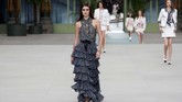Pita besar, blouse, dres, belt mewarnai banyak koleksinya. (REUTERS/Gonzalo Fuentes)