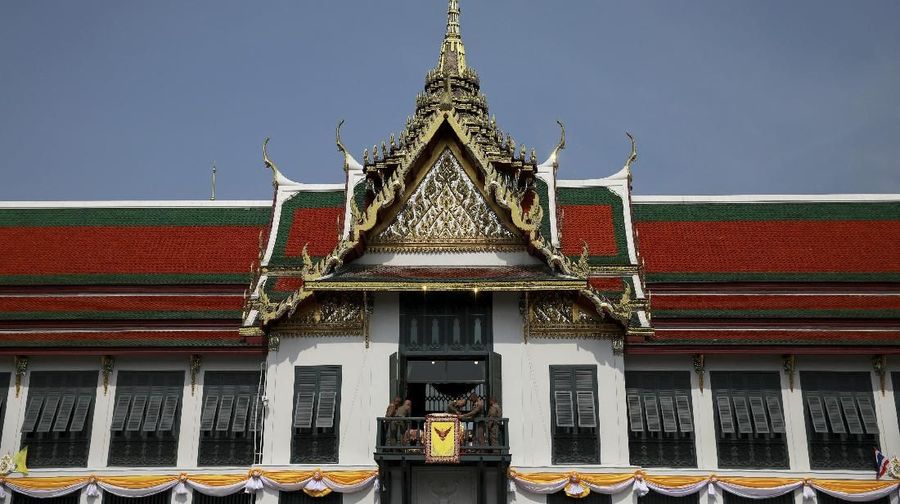 Persiapan Raja Thailand untuk menyapa masyarakat. (REUTERS/Navesh Chitrakar)