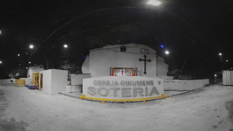 Tempat ibadah ini terletak di titik terdalam dari permukaan tanah di kompleks tambang bawah tanah pertambang Grasberg Freeport.