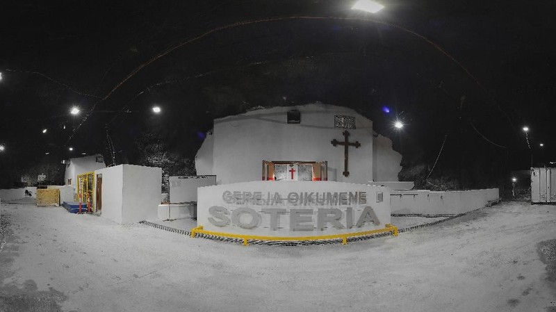 Tempat ibadah ini terletak di titik terdalam dari permukaan tanah di kompleks tambang bawah tanah pertambang Grasberg Freeport.