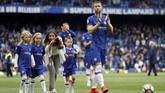 Pertandingan melawan Watford jadi laga kandang terakhir bagi bek tengah Gary Cahill. Cahill sudah berkarier selama enam setengah tahun di Stamford Bridge. (REUTERS/Peter Nicholls)