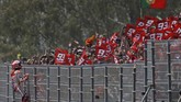 Marc Marquez berusaha menaiki pagar untuk merayakan kemenangan bersama pendukung. Marquez kembali ke puncak klasemen MotoGP 2019 usai kemenangan di Jerez. (REUTERS/Jon Nazca)