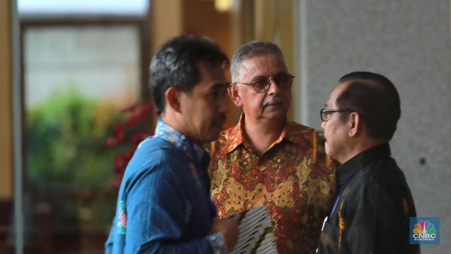 Sofyan Basir keluar usai memenuhi panggilan penyidik Komisi Pemberantasan Korupsi (KPK) untuk diperiksa sebagai tersangka.