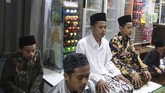 Sejumlah santri melakukan shalat tarawih pertama di dalam warung kawasan pondok pesantren (ponpes) Lirboyo, Kota Kediri, Jawa Timur, Minggu (5/5) malam. Lirboyo dikenal sebagai salah satu ponpes besar di Jawa Timur. (ANTARA FOTO/Prasetia Fauzani)
