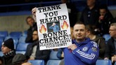 Seorang fan Chelsea mengangkat poster bertuliskan 'Terima Kasih Hazard, Semoga Berhasil' jelang laga The Blues melawan Watford. Poster itu mengindikasikan gelandang asal Belgia itu akan meninggalkan Stamford Bridge di musim depan. (REUTERS/Peter Nicholls)