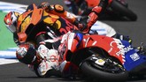 Pebalap Pramac Francesco Bagnaia menjadi salah satu pebalap yang gagal finis di MotoGP Spanyol 2019 setelah terjatuh pada lap keenam. (GABRIEL BOUYS / AFP)